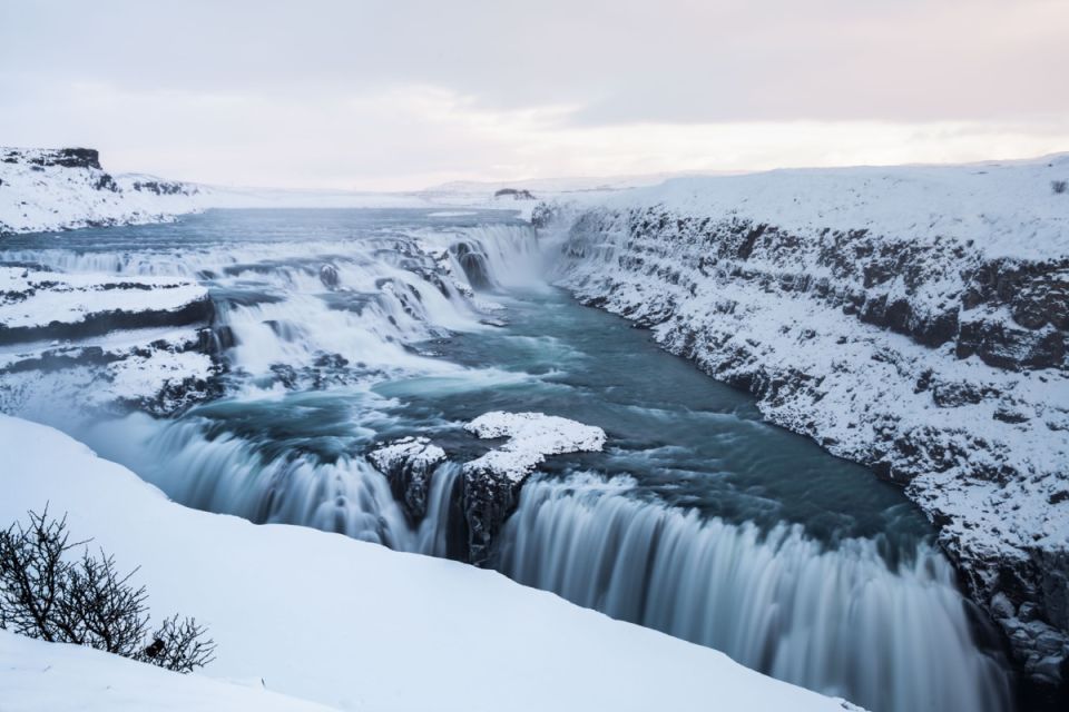 Wodospad Gullfoss na trasie Złotego Kręgu zimą