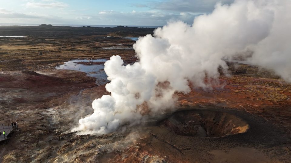 Pole geotermalne Gunnuhver na półwyspie Reykjanes, kłęby pary nad gorącymi źródłami i krater obok